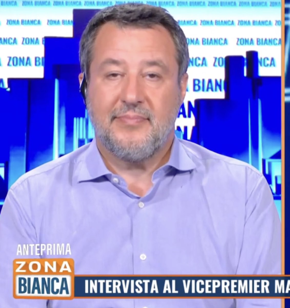 vitalbaa's tweet photo. A @zona_bianca Salvini dice una sciocchezza giuridica appresso all'altra. 

Ad esempio, sul caso Roggero dice di rifiutare il fatto che nel 2026 in Italia si possa parlare di vendetta. Insomma, basta chiamarla in un altro modo, poi si può inseguire e sparare anche a chi non rappresenta più un pericolo.

Inoltre, per lui è giusto togliere il risarcimento ai familiari di chi resta vittima dell'atto illecito commesso dalla persona offesa perché, se hai un parente che delinque, devi patirne le conseguenze. Non capisce che eliminare il risarcimento è un modo per eliminare il disvalore degli atti illeciti. E, comunque, perché devono ricadere sui figli le colpe dei padri (che delinquono)?

Quanto ai no-Tav, dice che devono essere privati in toto del diritto a manifestare: cioè non solo i violenti, ma anche gli altri. Non riescono a bloccare i delinquenti, così bloccano anche quelli pacifici, e si tolgono il problema. Complimenti, giuridicamente un'ideona.

#zonabianca