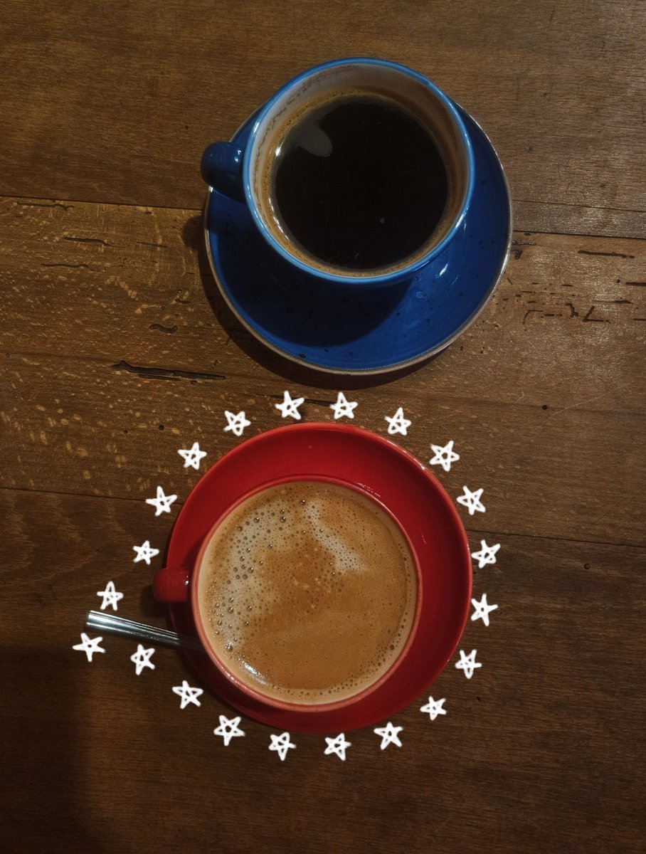 Elfida5634's tweet photo. Biri sert ve sade, diğeri köpüklü ve etrafı yıldızlarla sarılı.Zevklerimiz çakışsa da ruhumuz aynı masada buluşuyor. ☕️
​#coffee #coffeetime #details #moments https://t.co/85xeFJ7Eya