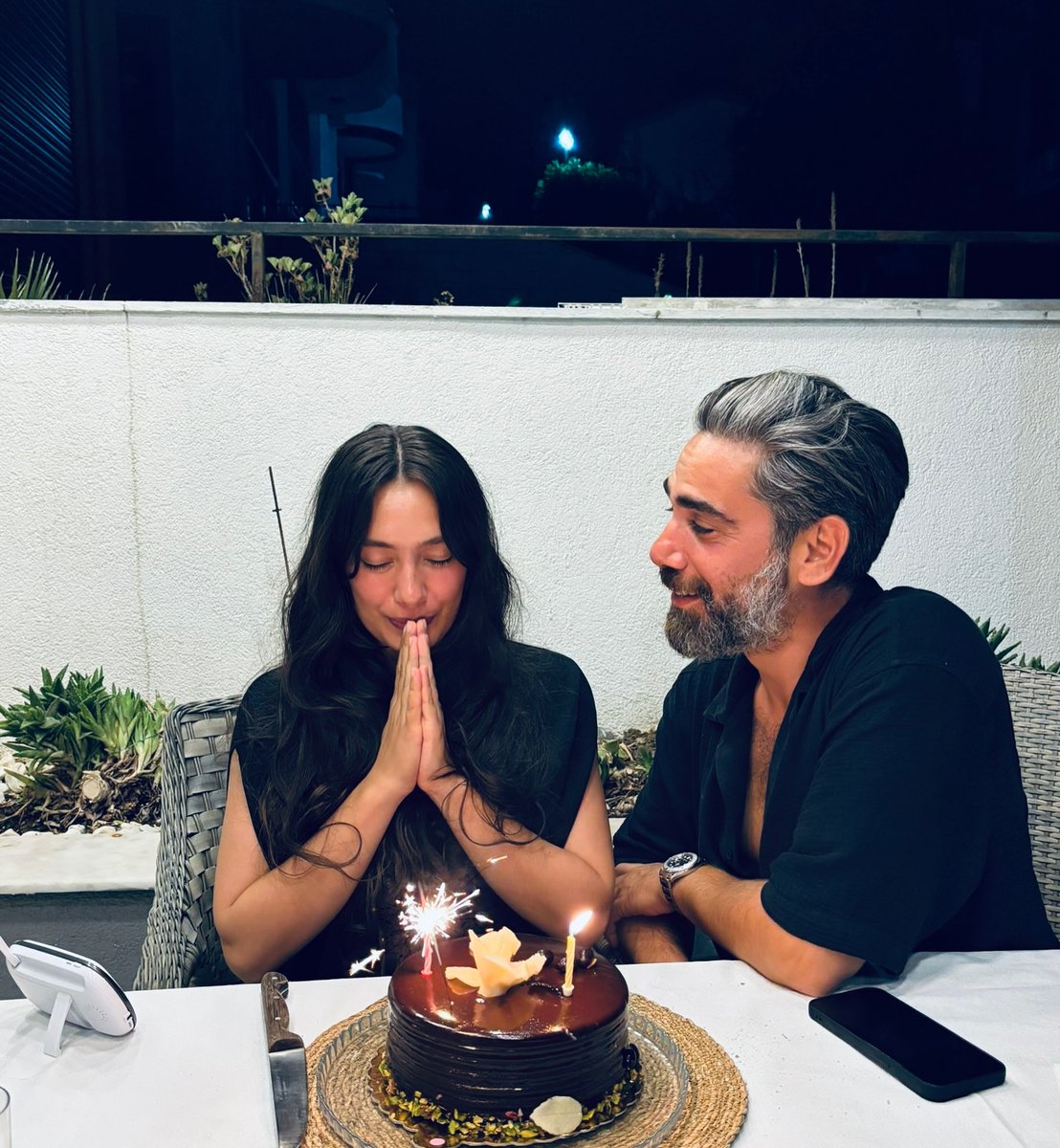 hiamag's tweet photo. من الشاشة إلى الواقع... ثنائيات تركية تُتوّج علاقتها بالزواج 👩‍❤️‍👨
https://t.co/hkCWmhvnTH https://t.co/hzttjHED42