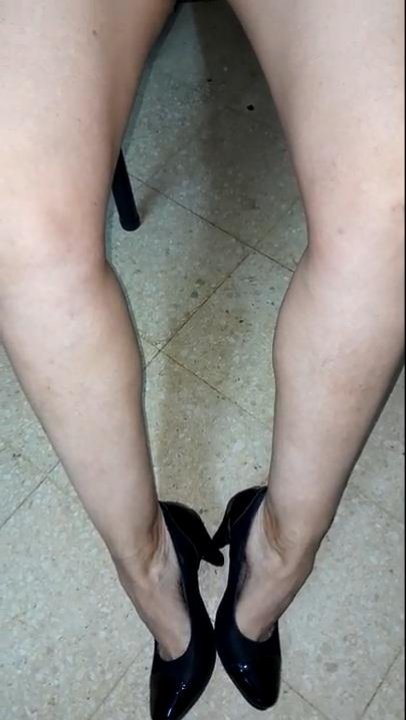 LadyRecoleta's tweet photo. Hoy me pongo los tacos.  Y a reventar la noche..
Solita.  Capaz encuentro a algun acompañante!
#pies #piernas #tacos #solita #boliche #legscalves https://t.co/0ByajN4SpT
