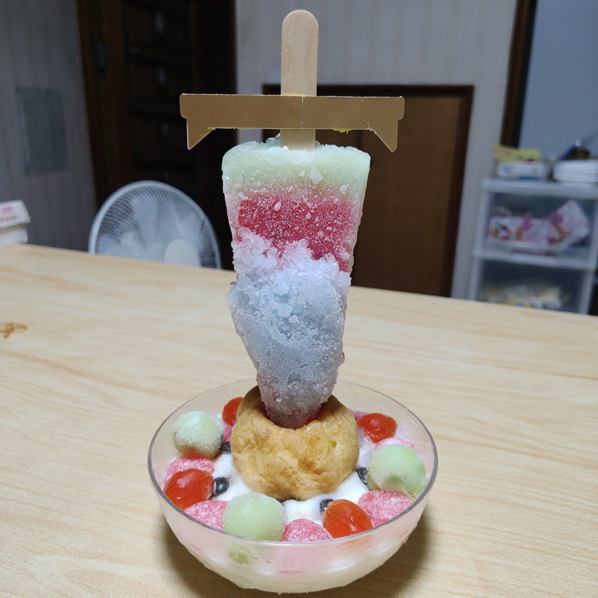 RYONX2_RETURN2's tweet photo. 〖 夏を斬り裂け!!聖剣スイカバー 〗
お主に、この聖剣か抜けるか？
スイカの日から一日遅れました。
土台となる地面は、スイカシャーベットとヨーグルトのミックス。シャーベットに赤色が付いていると思っていたら無色Σ🙄サクレでやれば良かったな🥴味も薄かったので蜂蜜をちょい足しです。
完食後、身体が冷え上がりましたw
見た目、もうちょい格好良くなると思っていたんですが、なんかこれじゃないわ🥴
次回作の予定ありません😤