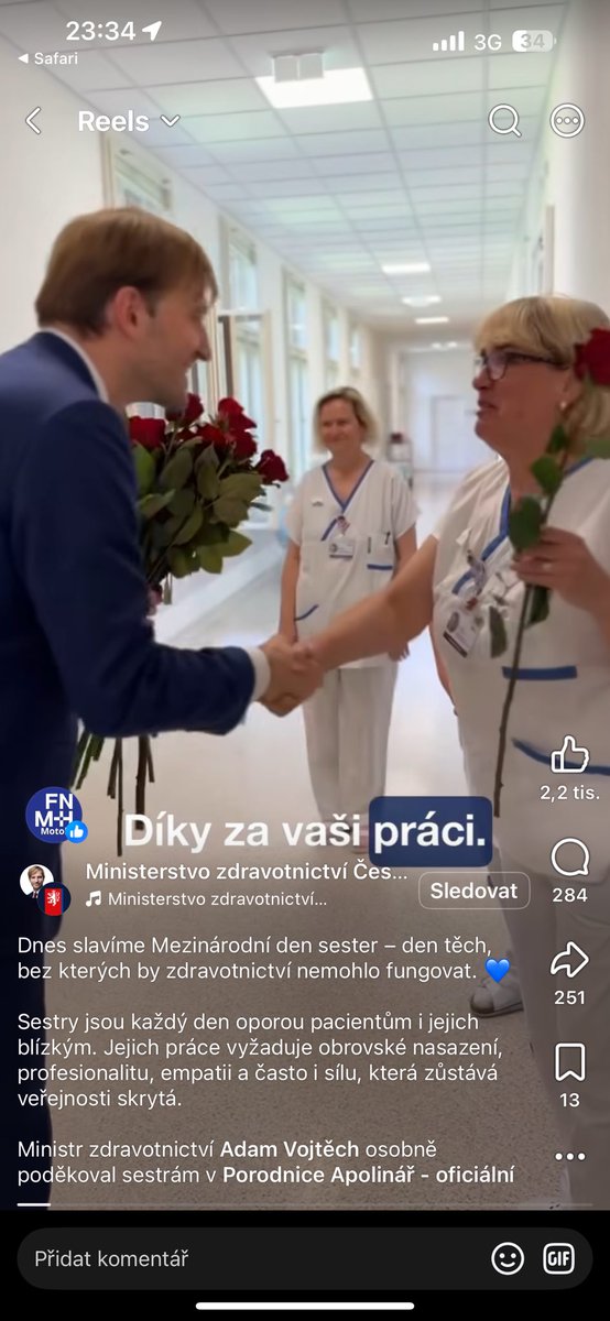 lnknpi's tweet photo. @3dattempt А на день медичної сестри квіточки роздавали медсестрам https://t.co/unDxwI8ZJc