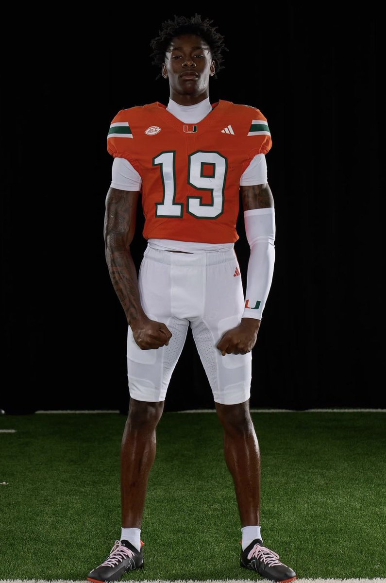 Brabra_Savage24's tweet photo. Freshman DB Jaelen Waters looks like he put some weight on since being on campusππ½π§_π©
#GoCanes #BallHawk https://t.co/sgyqeVFBvQ