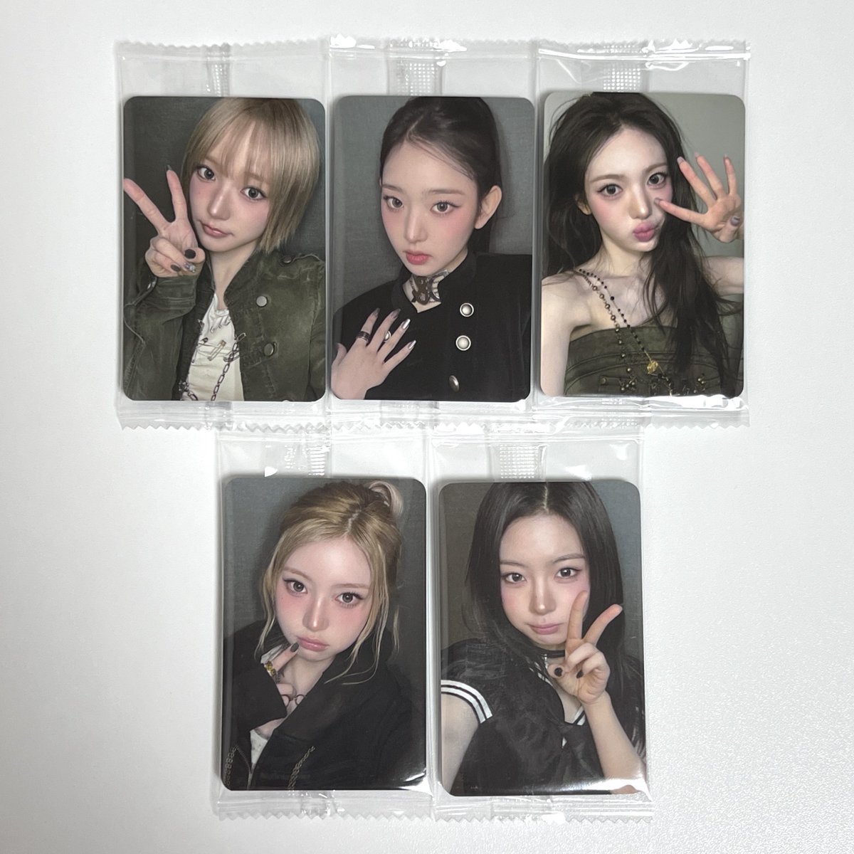 190212net's tweet photo. 키키 Delulu Pack 델룰루팩 케이타운포유 케타포 1차 팬사인회 포카 포토카드 양도판매

1set (5종) 4.0

배송비 별도

dm or kkt

WTS kiiikiii leesol sui jiyu haum kya 키키 이솔 수이 지유 하음 키야 미공포 응모 ktown4u k4 r1 fansign pob photocard https://t.co/I2G3WfRwdo