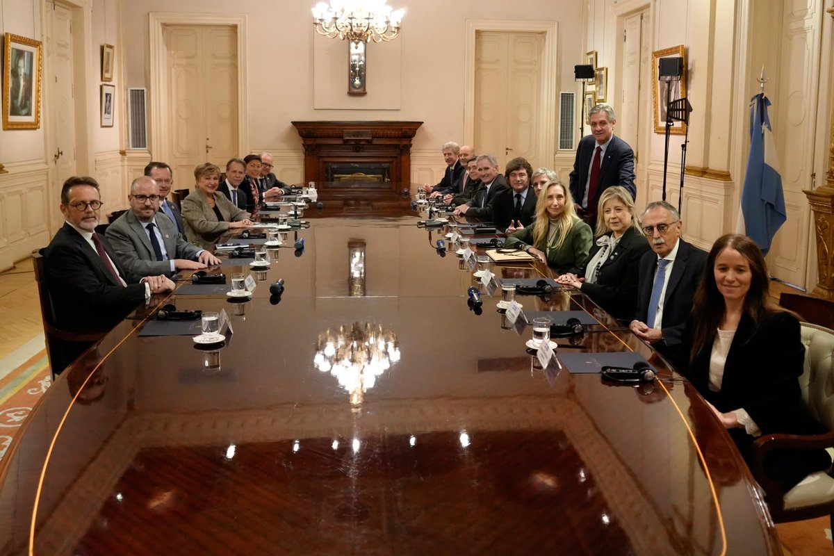 nestorpitrola's tweet photo. El FMI, participando de una reunión de gabinete. La foto de la infamia, del sometimiento nacional más absoluto. El capital financiero coloniza con sus armas, y el FMI es su gendarme internacional. El segundo acto de la obra es la visita a Vaca Muerta. La patrona se pasea por toda su estancia. El Fte de Izquierda se movilizó repudiando este desembarco escandaloso en favor de más ajuste criminal y entrega de los recursos estratégicos. Y, a diferencia del peronismo, decimos fuera el FMI, fuera Milei, no pago de la deuda. Ese es nuestro programa.