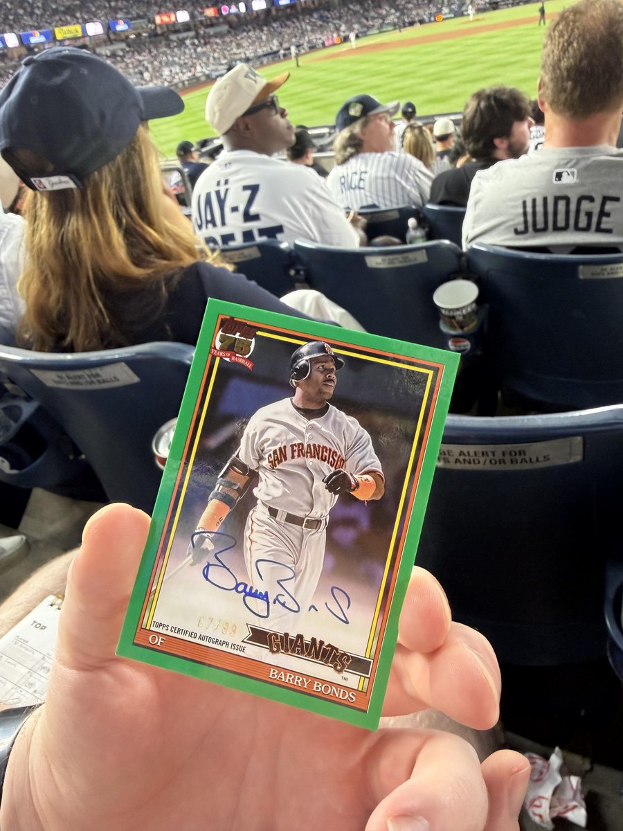 SportsCardInv's tweet photo. He bought a hanger box while he was at the Yankees game and ended up pulling a Barry Bonds auto /99 from it 🤯

He didn't have any sleeves or toploaders so he had to carefully put it back in the plastic, then into the box, and held it in his hands the whole ride home 🤣

📸: u/Ana-wish