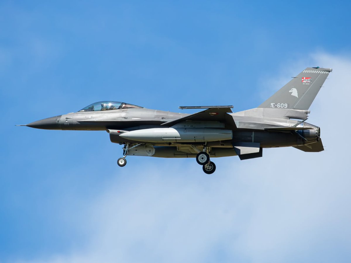 FAArgentinas's tweet photo. 🇦🇷🇩🇰 | La segunda tanda de F-16 para la Fuerza Aérea Argentina, cada vez más cerca 💪🇦🇷🇩🇰

El F-16AM Fighting Falcon E-609 (1013), uno de los aviones que integrará el segundo lote que incorporará la Fuerza Aérea Argentina, fue visto días atrás en las cercanías de la Base Aérea de Skrydstrup, Dinamarca.

Tal como se informó previamente, las aeronaves continúan realizando vuelos en Dinamarca, ya que deben mantenerse en condiciones operativas hasta el momento de su entrega.

Recordemos que el vuelo de entrega de la segunda tanda de seis aeronaves F-16AM/BM Fighting Falcon, originalmente programado para arribar al país en diciembre de este año, finalmente se realizará el próximo mes de septiembre, adelantándose así la entrega de los aviones prevista para 2026.

Además, está previsto que las últimas doce aeronaves arriben al país a lo largo de 2027, lo que representa un acortamiento muy importante respecto de los plazos de entrega originales, que preveían recibir seis ejemplares por año hasta completar la incorporación de los 24 F-16 adquiridos.

📸 Gracias aviation_leo1 

@JMilei 
@TGCarlosPresti 
@MinDefensa_Ar 
@FuerzaAerea_Arg 
@LockheedMartin 
@F16argentina 
@pldocmd 
@EmbajadaEEUUarg 
@forsvaretdk 
@ARGinUSA 
@pabloquirno 
@topaces