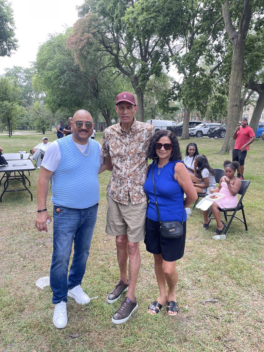 hernandezdns's tweet photo. Had a great time yesterday. Got to be a part of a Chicago Select reunion. Also got to honor the Sonny Parker Youth Foundation. Being back at Washington Park was a blessing because between there and Nichols Park, we logged allot of hours. Grateful to Sonny P. and the Coaches for helping to mold my Boyz. 👏🏼👏🏼👏🏼