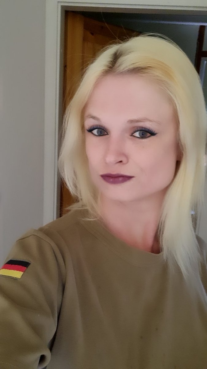 Lady_Lilith_D's tweet photo. Der Abend schreitet voran. Perfekte Zeit für euch Maden vor Mitternacht noch mal abzudrücken 🐷🐷🤑🤑🥰

#findom #paypig #money #geldwerten #goddess https://t.co/jqJR2bgOBs