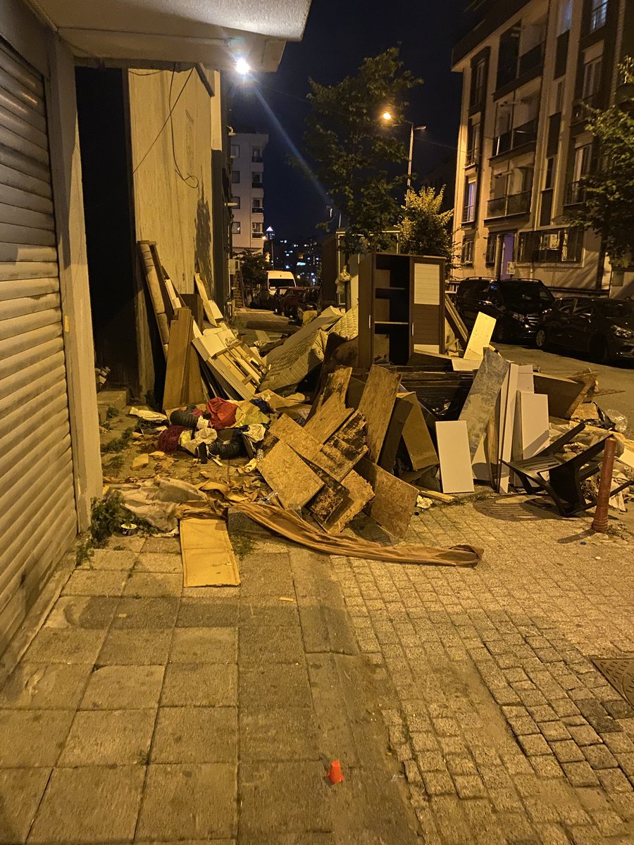 barisats_'s tweet photo. Sayın başkanım bu pislik pazar gününden beri burada insanlar merdivenleri kullanamıyor ve çok pis kokuyor lütfen acil aldırırmısınız belediyemizi aradık başvurduk ama gelen yok @MevlutOztekin @KagithaneBelTR https://t.co/rwS2dpP8Ov