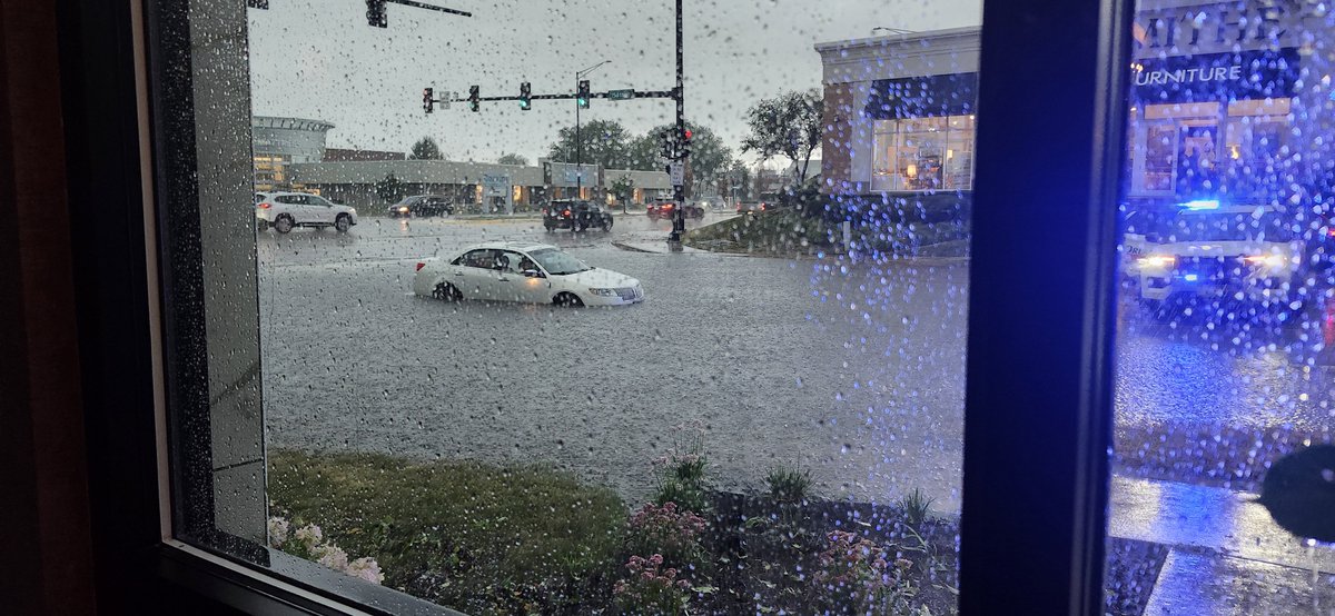 CashTheFoxx's tweet photo. Car got stuck at work https://t.co/uPX6RogPrG