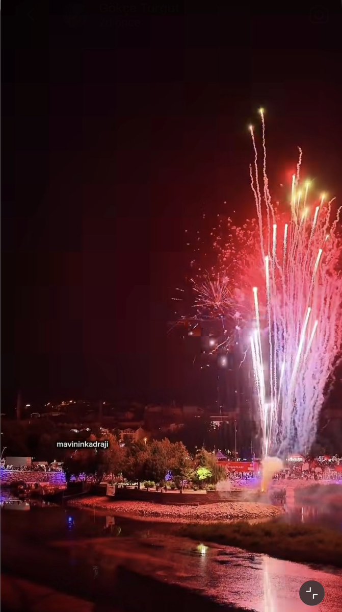 alpertuydes's tweet photo. Türkiye’de bir festival. Doğal güzelliğe vurgu yapmak, tanıtmak ve muhtemelen korumak amacıyla diye de duyurulan Beyşehir Gölü Festivali’nin bitişinde havai fişek gösterisi yapmışlar. Türkiye’nin en büyük tatlı su gölünde doğaya cehennemi yaşatıp adına doğa festivali demişler👏 https://t.co/wdW0GBl0iA