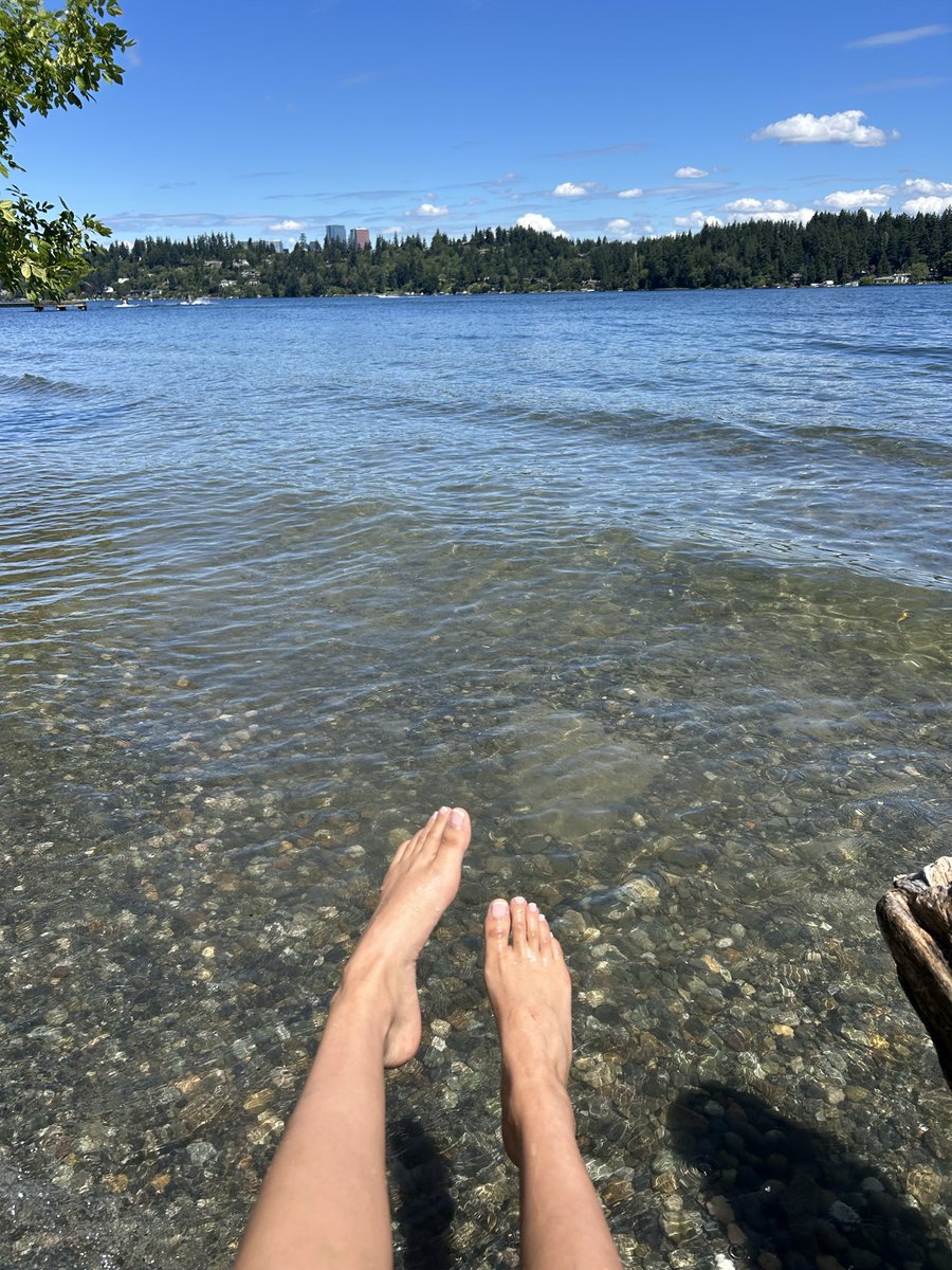 goddessahvi_'s tweet photo. pretty feet :3 in seattle https://t.co/eYZG2Gftkd
