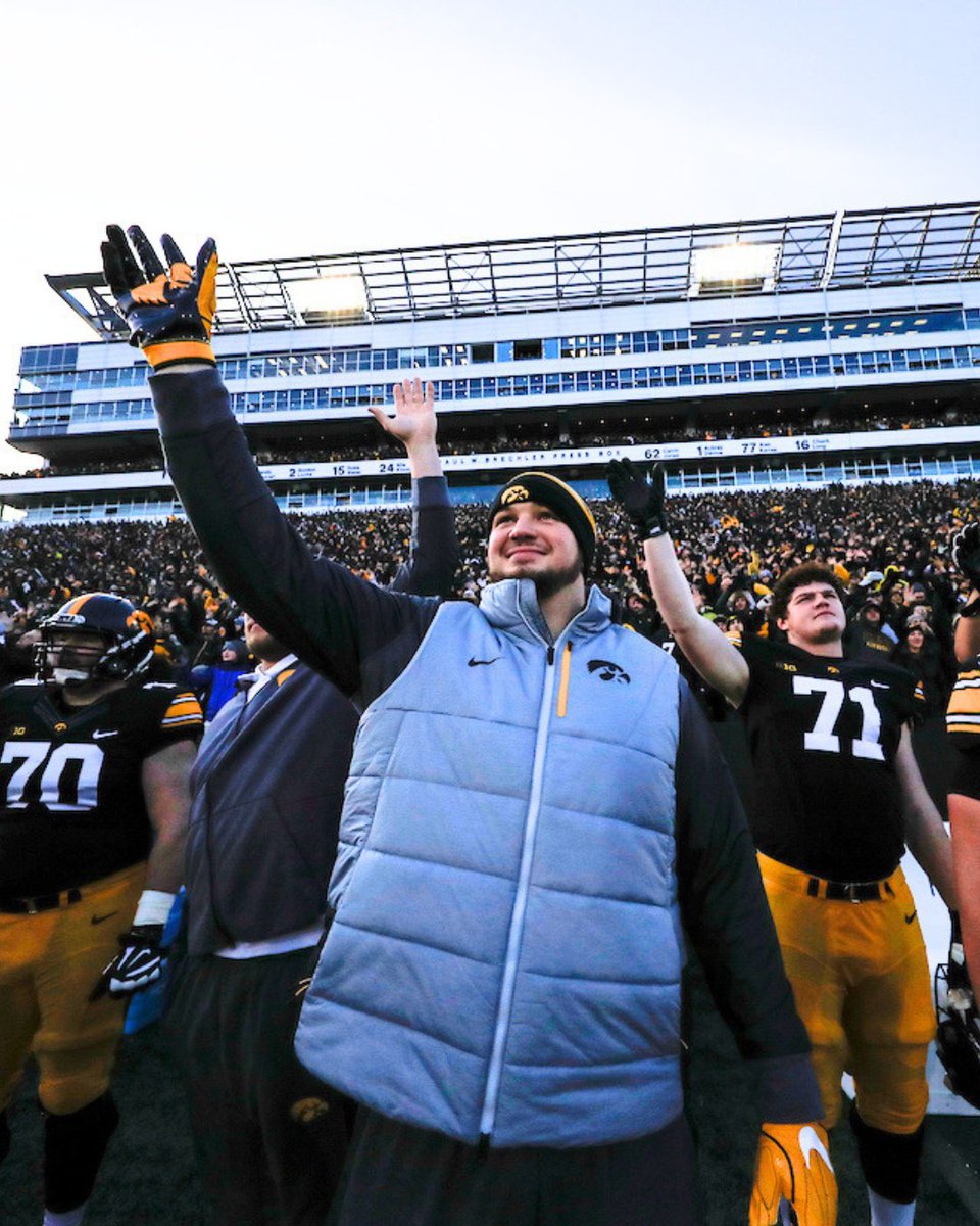 uiowaalumni's tweet photo. Former Iowa left tackle Ike Boettger (17BA) is building an Iowa-based apparel company, and the Hawkeye network is helping make it happen. https://t.co/g6cwG2GdBp https://t.co/WO7gXFmItZ