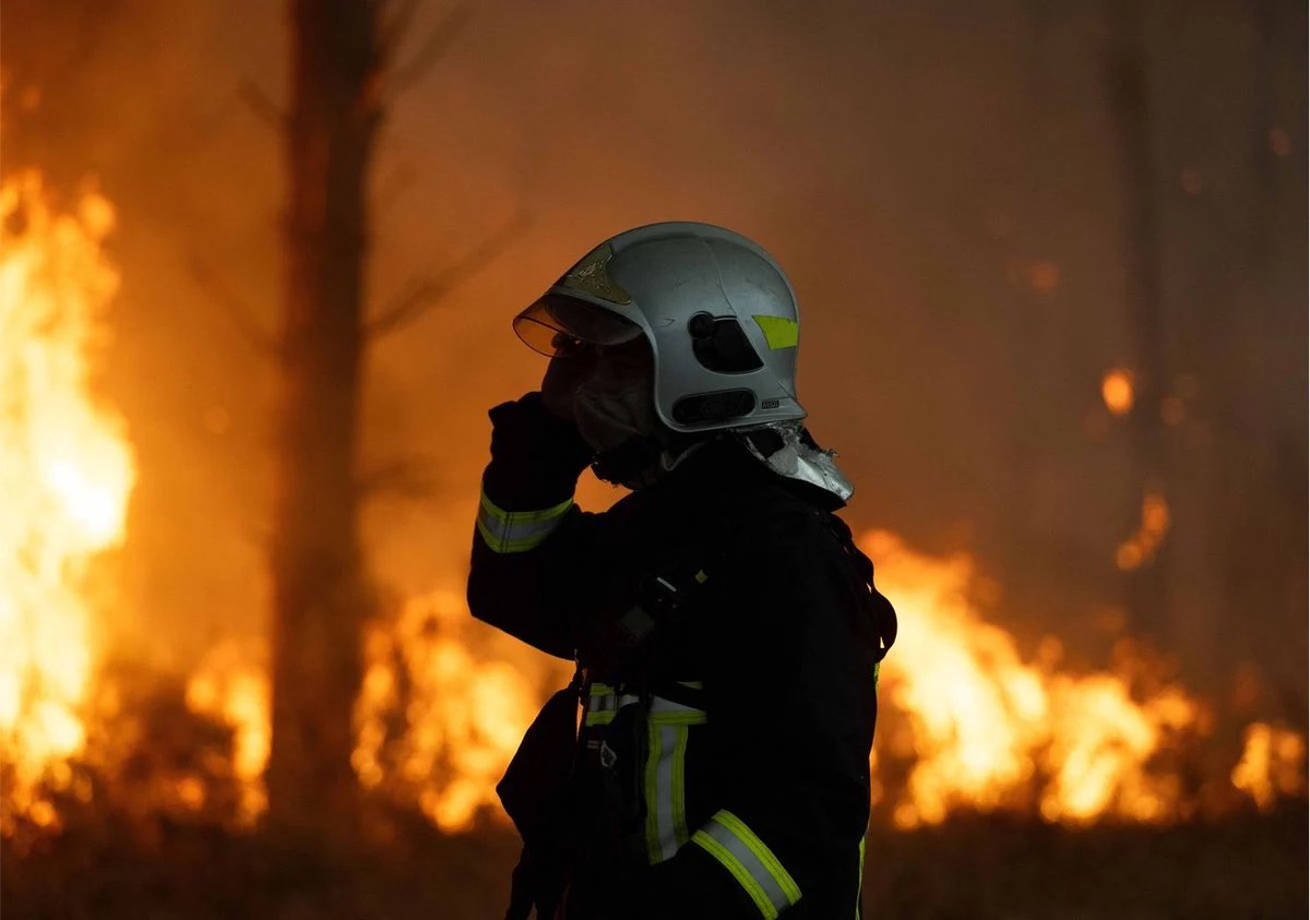 BastionMediaFR's tweet photo. ⚫️🕊️🇫🇷 𝗙𝗟𝗔𝗦𝗛 𝗜𝗡𝗙𝗢 — Un pompier est mort alors qu’il était engagé dans un dispositif de lutte contre les feux de forêt dans les Bouches-du-Rhône.

Le caporal Laurent Manson, âgé de 38 ans, a fait une sortie de route alors qu’il partait ravitailler en carburant un camion-citerne de lutte contre les feux de forêt.

Malgré l’arrivée rapide des secours, il n’a malheureusement pas pu être réanimé.

(Source : BFMTV)