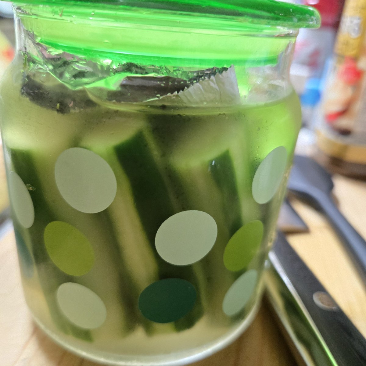 UG_ym1103's tweet photo. 最近はきゅうりの浅漬けに大ハマり🥒
この時期はうまいよね～！

ダイソー等で小瓶を用意して、きゅうりを良い感じに皮むいて等分して敷き詰めて、浅漬けの素(塩味)を背の高さぐらいまで注いで、最後にアルミホイルを良い感じに折って押さえ蓋にして、瓶の蓋閉めて冷蔵庫へいってらっしゃい👋

#夏ウマ https://t.co/ogcpn4OK09