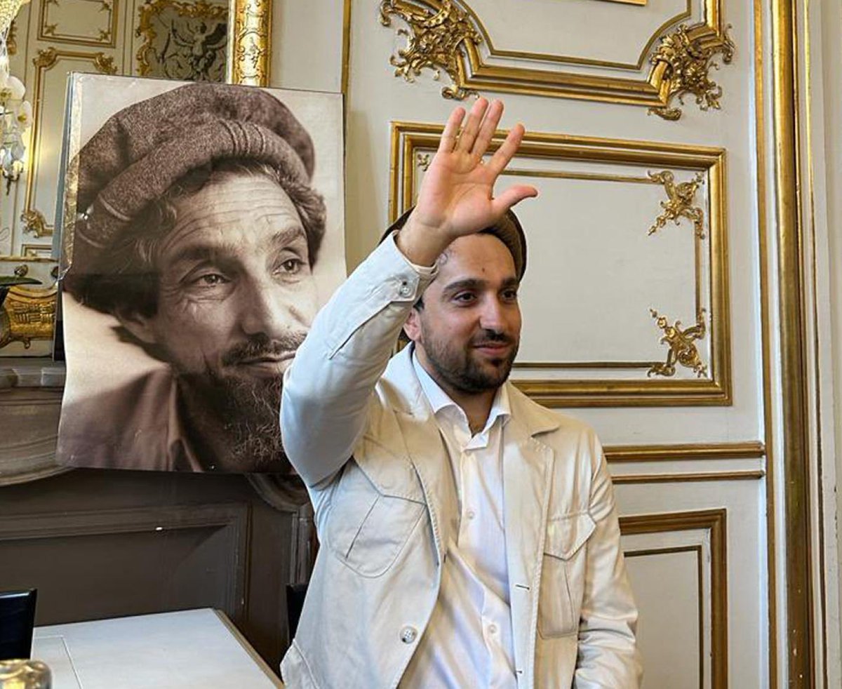 RawiTajik's tweet photo. کم سخن می گوید، به موقع، به موضوع، آرام، متین، خونسرد، به فهم شنونده سخن می گوید. نه غالمغال می کند، نه رگ گردنش می پندد، نه عصبانی می شود. گپ دیگران را می شنود. اصرار ندارد که گپ خود را به کس بقبولاند. ادب را هرگز از یاد نمی برد. 
بهترین بهترینهاست احمد مسعود عزیز دل ما. https://t.co/k8Ml1HCcbV