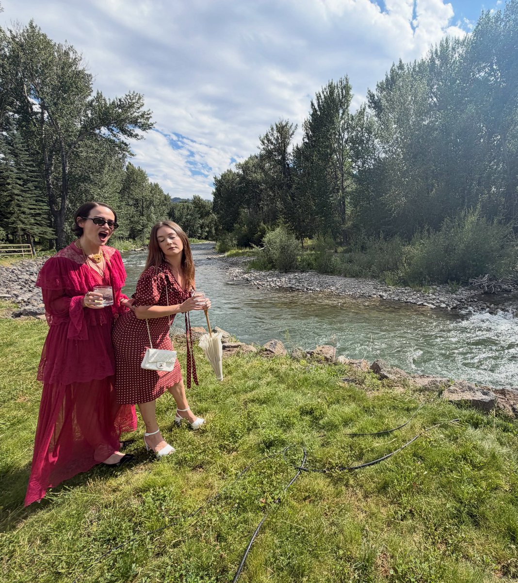 sarahpaulsbean's tweet photo. Sarah Paulson &amp; Billie Lourd when they attended Emma Roberts’ wedding this past weekend in Idaho (via Billie’s Insta post) https://t.co/teamNfnaUX