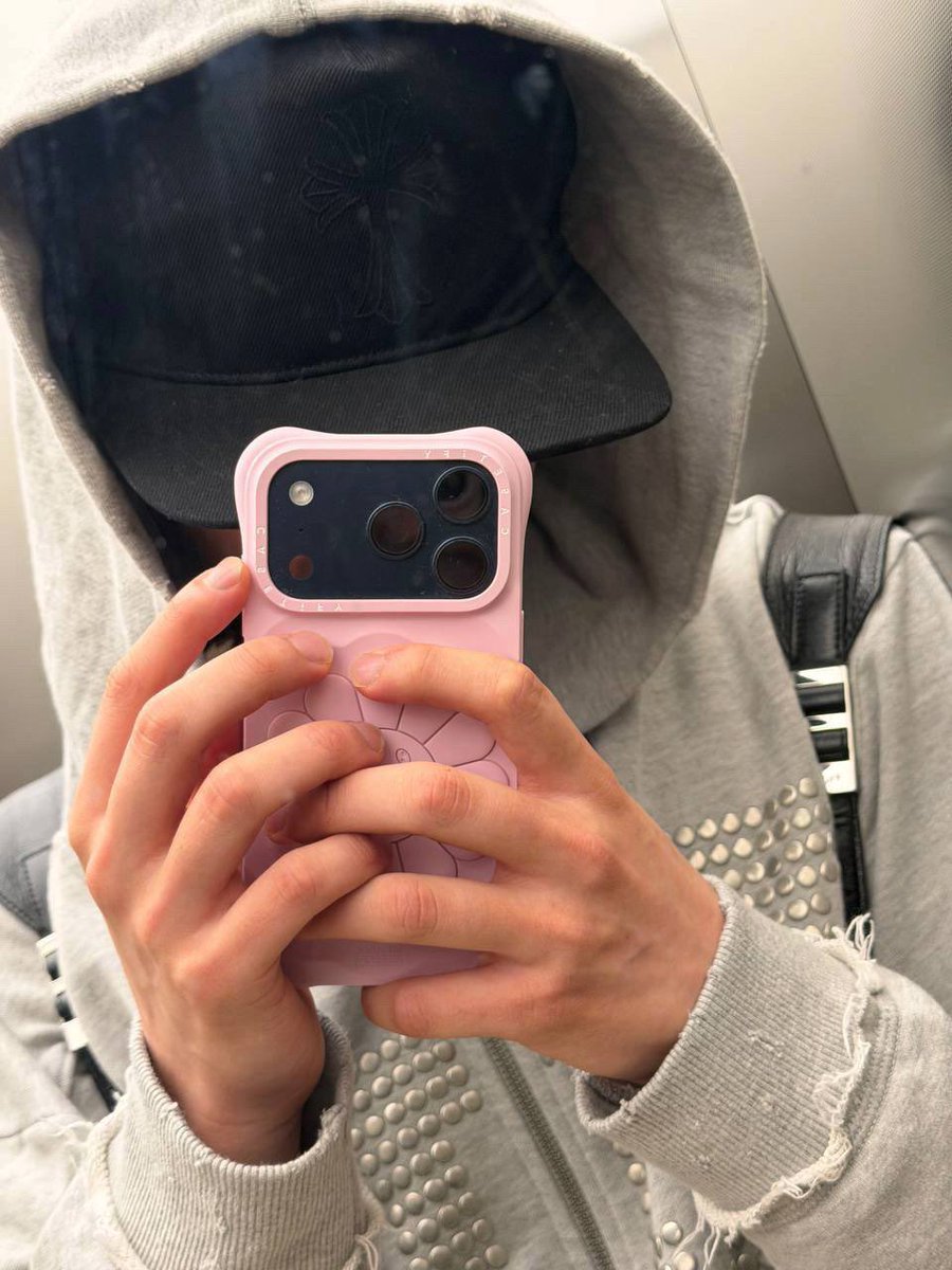 lvrssung's tweet photo. heeseung disfruta del matcha, hace pilates, trabaja en el estudio componiendo música, le gusta el color rosa, tiene una colección de cosas rositas, ama hello kitty y snoopy, alimenta gatos callejeros y hace uñas. para mí es una chica de pinterest. https://t.co/K03edDYTVk