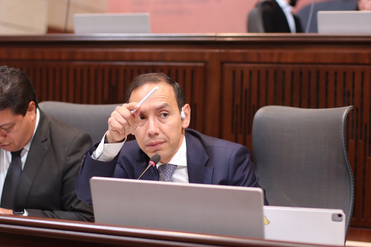 SecreCamaraCol's tweet photo. #Hoy en @CamaraColombia fueron escuchados por la Plenaria, los 10 aspirantes postulados al cargo de Contralor General de la República @CGR_Colombia https://t.co/6pm2moLLzL