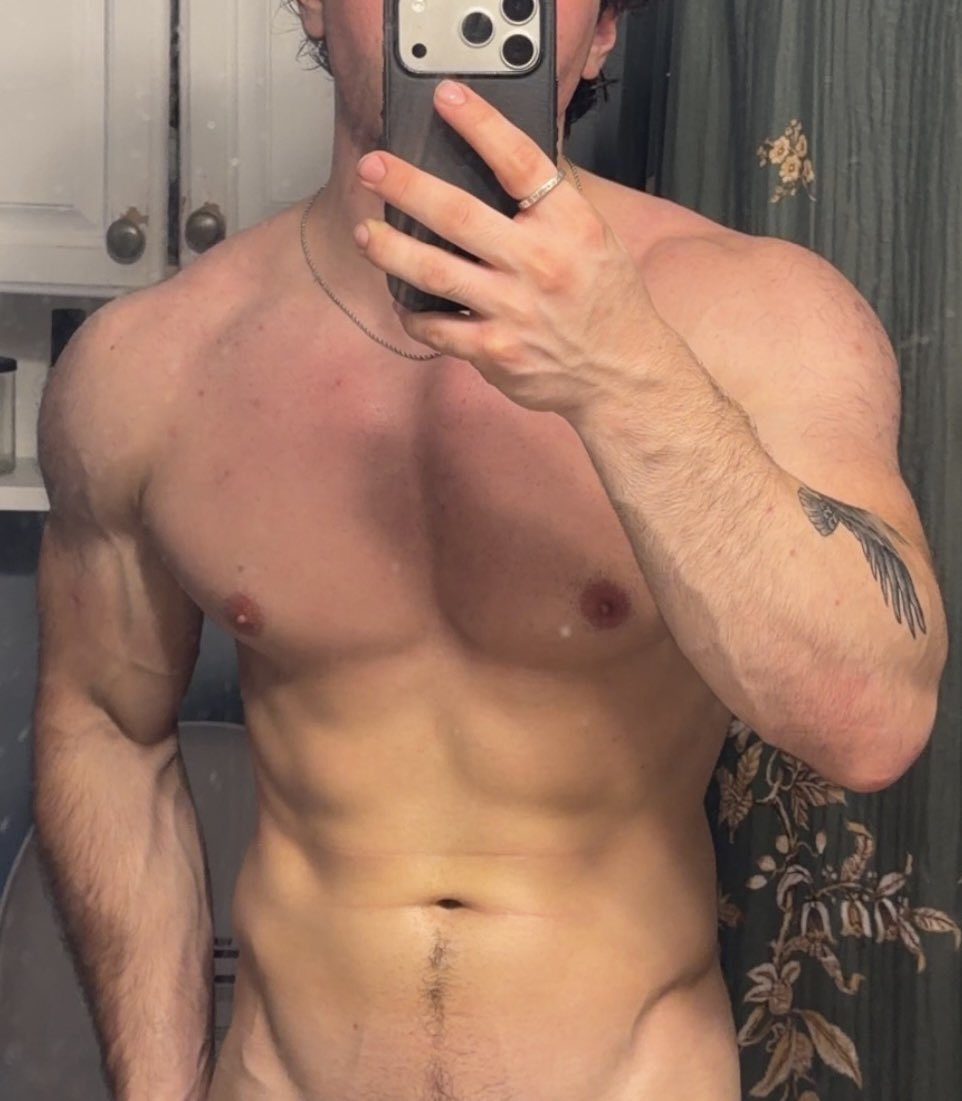 Gymothy0621's tweet photo. On or off https://t.co/iAr7FQ6GSv