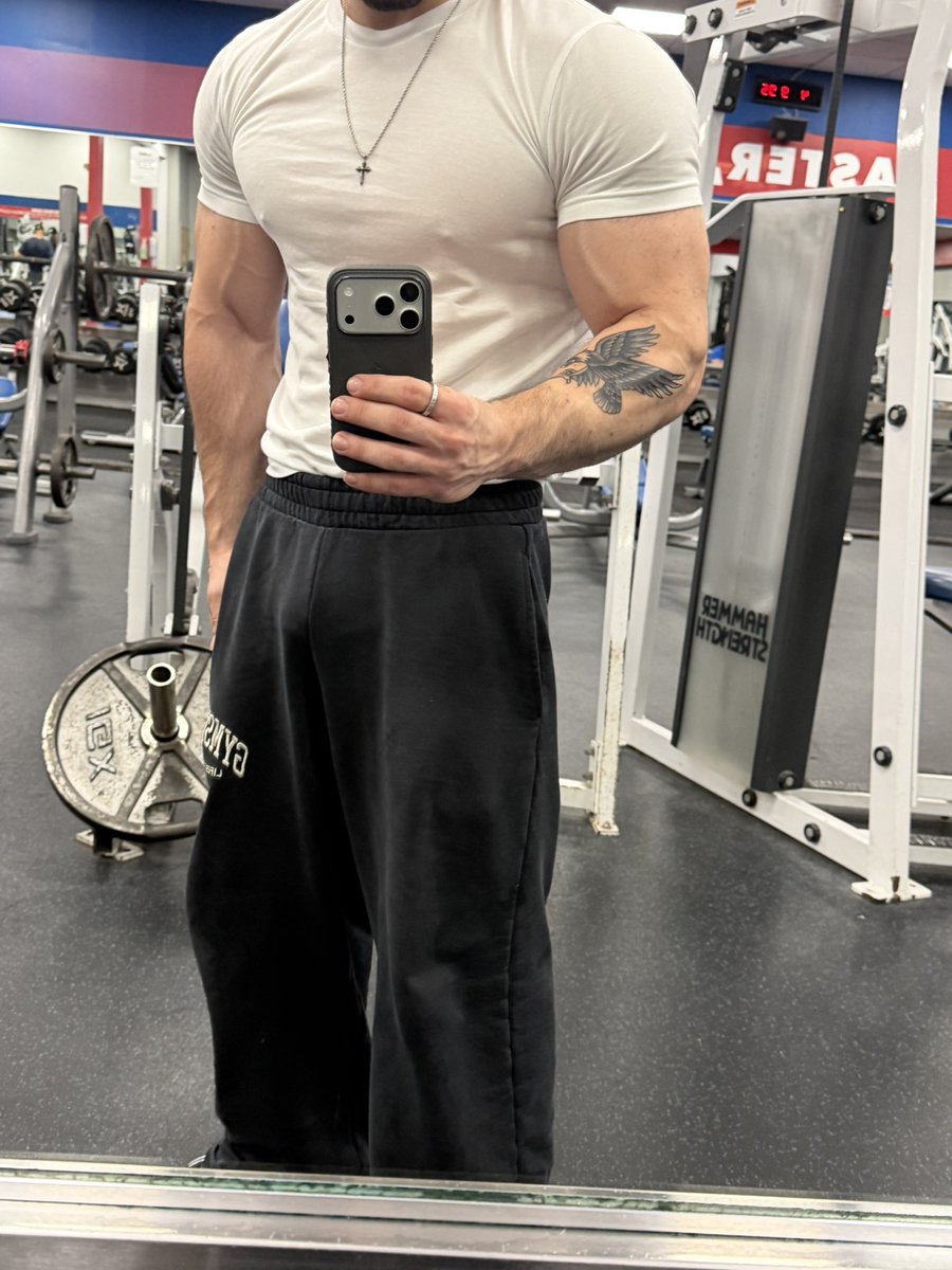 Gymothy0621's tweet photo. On or off https://t.co/iAr7FQ6GSv