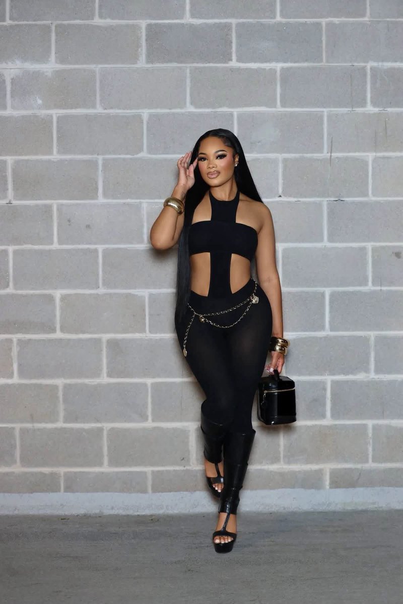 SofiesVault's tweet photo. Pretty girls wear black 🖤  This fit deserves a night out 🍸✨ cc 🔗

https://t.co/s1QXcLVkbw https://t.co/ze5v3hh2mI