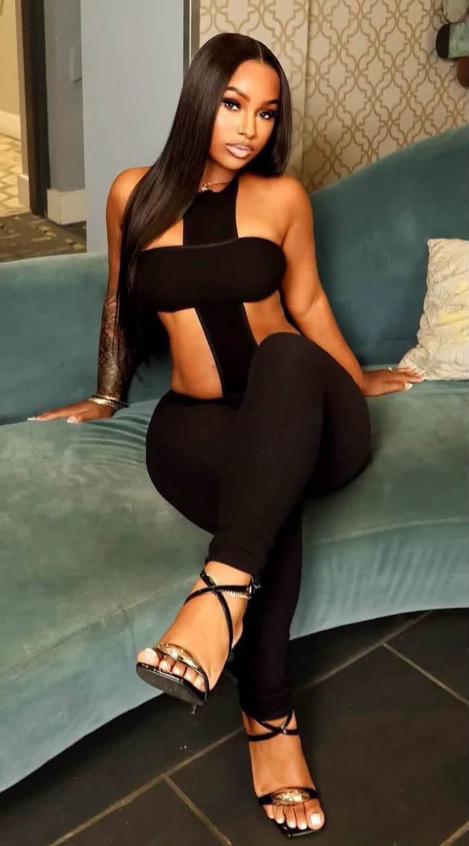 SofiesVault's tweet photo. Pretty girls wear black 🖤  This fit deserves a night out 🍸✨ cc 🔗

https://t.co/s1QXcLVkbw https://t.co/ze5v3hh2mI