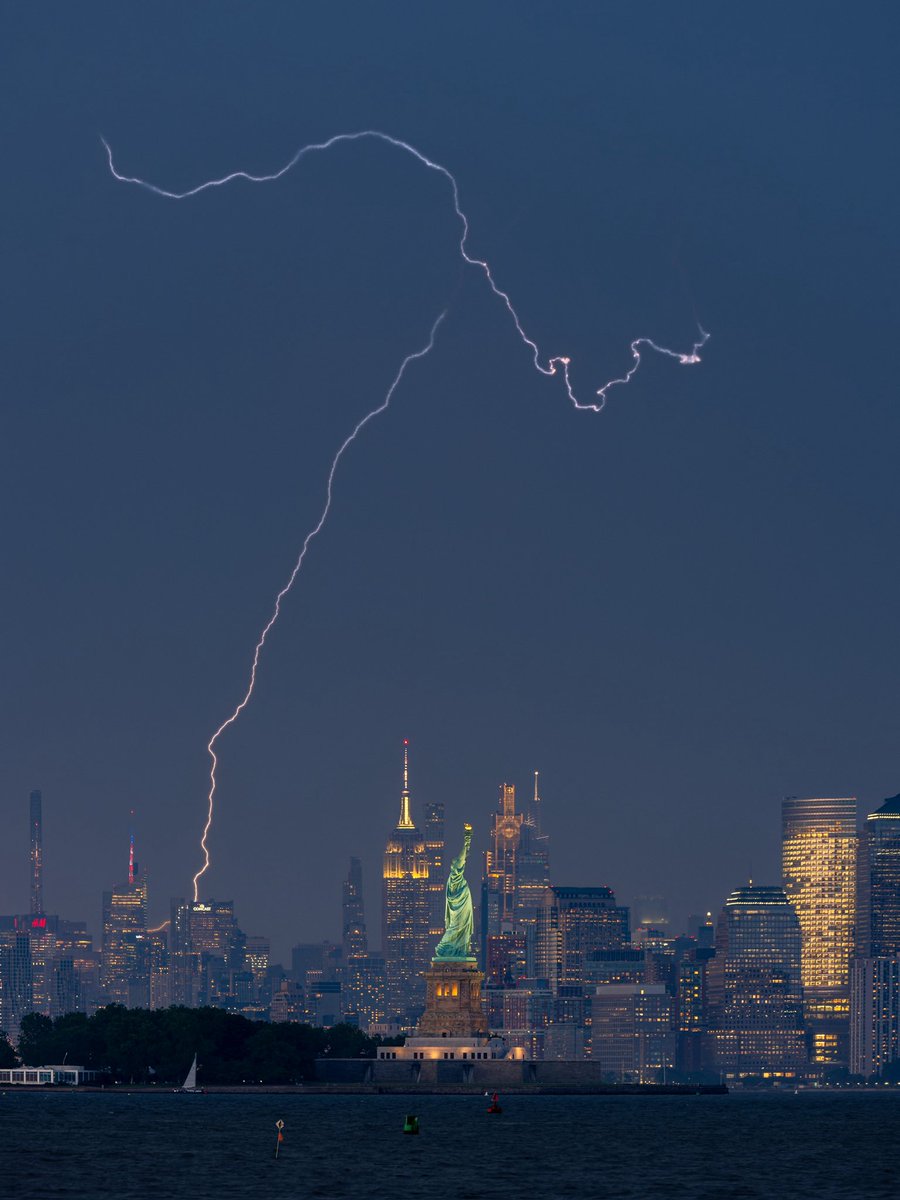 DanTVusa's tweet photo. “Bolt out of the Blue”
More stormy conditions over #NewYorkCity this evening. ⚡️⚡️⚡️ https://t.co/jKbiGfCkuE