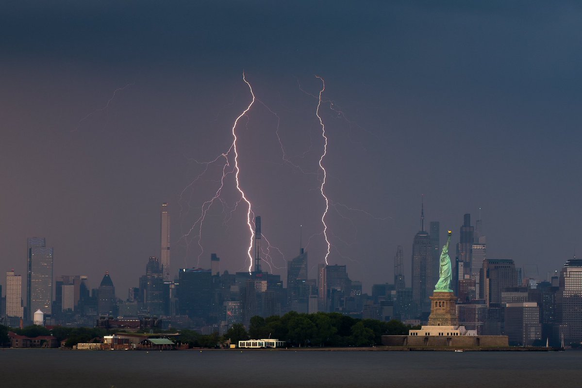 DanTVusa's tweet photo. “Bolt out of the Blue”
More stormy conditions over #NewYorkCity this evening. ⚡️⚡️⚡️ https://t.co/jKbiGfCkuE
