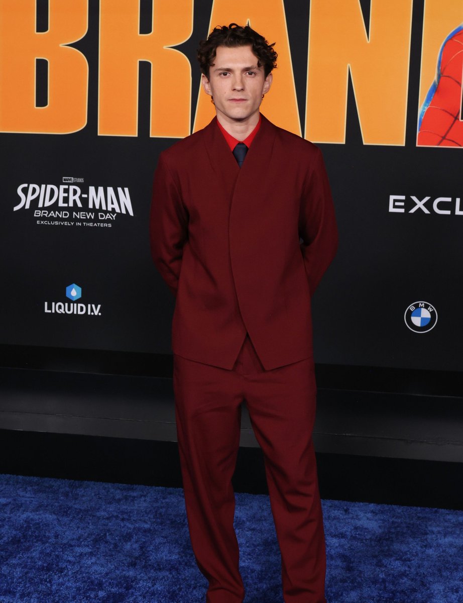 nacaomarvell's tweet photo. Ele cresceu tanto! Tom Holland na premiere de Spider-Man: Homecoming (2017) e Brand New Day (2026). https://t.co/H3rhKNEOxx