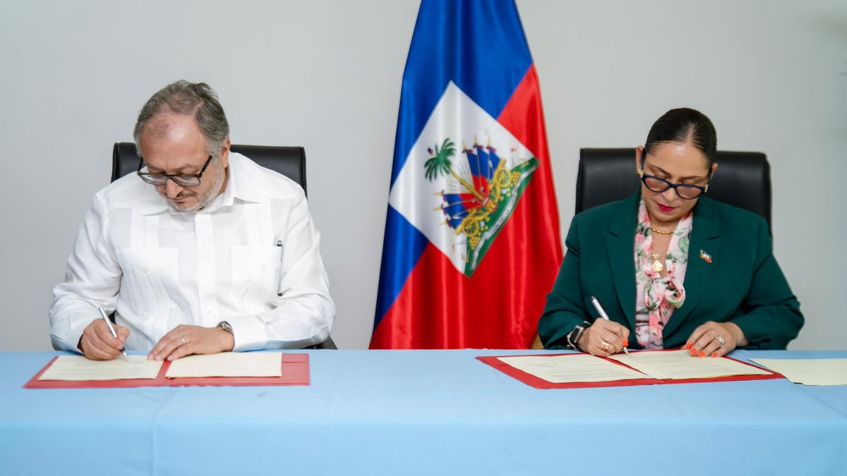 MAE_Haiti's tweet photo. COMMUNIQUÉ DE PRESSE 

Port-au-Prince, le 27 juillet 2026.- Au nom du Gouvernement de la République d'Haïti, la Ministre des Affaires étrangères et des Cultes, Son Excellence Madame Raina Forbin, a signé, le lundi 27 juillet 2026, avec le Représentant spécial de la Force de Répression des Gangs (FRG), Monsieur Jack Christofides, l'Accord définissant le cadre juridique de la présence et des activités de la FRG sur le territoire haïtien, dans le cadre de sa mission d'appui aux forces nationales de sécurité. La cérémonie s'est déroulée à la Chancellerie, en présence de hauts cadres du Ministère et de représentants de la FRG.

Cet Accord établit le statut, les privilèges et les immunités accordés à la FRG dans l'exercice de son mandat, conformément au droit international. Il marque une étape déterminante vers le plein déploiement et l'opérationnalisation de la Force. La Ministre Raina Forbin a salué la collaboration du Représentant spécial M. Christofides et de son équipe, et exprimé la reconnaissance du Gouvernement envers les partenaires internationaux, pays amis contributeurs, engagés pour la paix et la stabilité en Haïti.

La Ministre a également exprimé l'engagement du Gouvernement en faveur du succès de la FRG, qui doit contribuer, aux côtés des forces nationales de sécurité, au rétablissement de la libre circulation des personnes et des biens, à l'acheminement de l'aide humanitaire, à la reprise des activités économiques et sociales, ainsi qu'à l'organisation des élections dans le pays. Car, comme le reconnaissent les deux parties, le rétablissement de la sécurité est une condition essentielle au retour à la stabilité et à l'ordre démocratique.

Pour sa part, Monsieur Jack Christofides a réaffirmé l'engagement de la Force à agir dans le strict respect de la souveraineté haïtienne et du droit international. « Cet accord ne doit nullement être compris comme un passe-droit pour l'impunité », a-t-il déclaré, ajoutant que la Force répondra de ses actes devant le Conseil de Sécurité comme devant elle-même. Tout en exprimant sa détermination au rétablissement de la sécurité, il a salué le courage de chaque membre de la FRG engagé dans cette mission en Haïti.

- FIN-