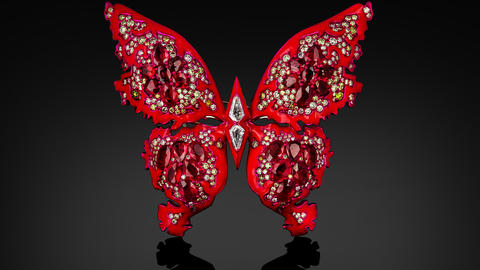 JewelConcierge's tweet photo. ハーバード大学博物館で「ルビー」展開催

ハーバード自然史博物館で、赤い宝石ルビーの魅力を紹介する展覧会「Rubies」が開催されています。

展示では、12カ国から集められた天然結晶をはじめ、ルース石や完成したジュエリーなど20点以上が展示され、微量元素クロムがルビーに赤色と紫外線下での蛍光性を与える仕組みが紹介されています。
同館によると、ミャンマーのような大理石質鉱床では鉄分が少ないためクロムの発色が強く鮮やかになる一方、玄武岩質鉱床のルビーはより深く落ち着いた色調になるとのことです。現在、最も産出量の多い産地はモザンビークです。

展示ではまた、内包物や成長縞、ルチルの「シルク」といった石の内部構造から、その形成過程を読み解く方法も紹介されています。
同館は本展をジェモロジー(宝石学)、地質学、文化史を扱う展覧会と位置付けています。

コランダムの赤色変種であるルビーは古くから希少性・情熱・権力の象徴とされ、ヘブライ語旧約聖書には「知恵の価値はルビーに勝る」との記述があり、物質的な富と人間の理想の両方を体現する究極の価値の尺度とされてきました。

展示の目玉は、デザイナーAusty Lee氏による18金ローズゴールドと赤いエナメルの蝶ブローチ「The Soul of Flame II」。
無処理モザンビーク産ルビーとファンシーカラー・無色ダイヤモンドがセットされています。
同館は、古代ギリシャ語で「プシュケ」（psyche）が「蝶」と「魂」の両方を意味することを紹介しています。

他にも、ルチル内包物が六条の星形模様(アステリズム)を生む13.55カラットおよび2.80カラットのスターサファイア(ルビー)指輪、パキスタン産の希少な放射状模様を持つトラピッチェ・ルビーのイヤリング、ミャンマー・モガウン地区やモザンビーク、アフガニスタンなど各地の原石も展示されています。

Raquel Alonso-Perez氏がキュレーションを担当し、少なくとも2026年12月31日まで地球惑星科学ギャラリーで公開される予定です。

画像：オースティ・リーがデザインしたブローチ「The Soul of Flame II」

National Jeweler：https://t.co/0xXFkASpSm