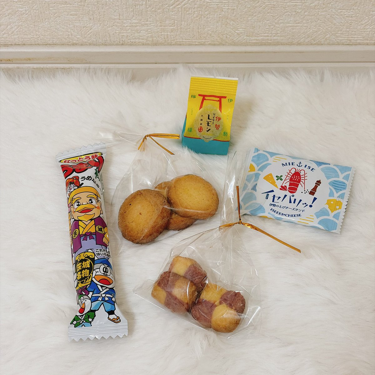 paso_0216's tweet photo. 昨日はひっさしぶりにるぃと逢ったよ😆
お互い借りてた物返してレースやパールビーズ等あげて、お土産とお菓子もらったぁー🤭
仕事終わりやからちょっとしか居れなかったけどおいしかったし楽しかったー☺️
この子といると作りたい物が増えていきます✨
ロリータ服作ろうねーーー🎀
ありがとねっ🥰 https://t.co/XcPIBja2xI