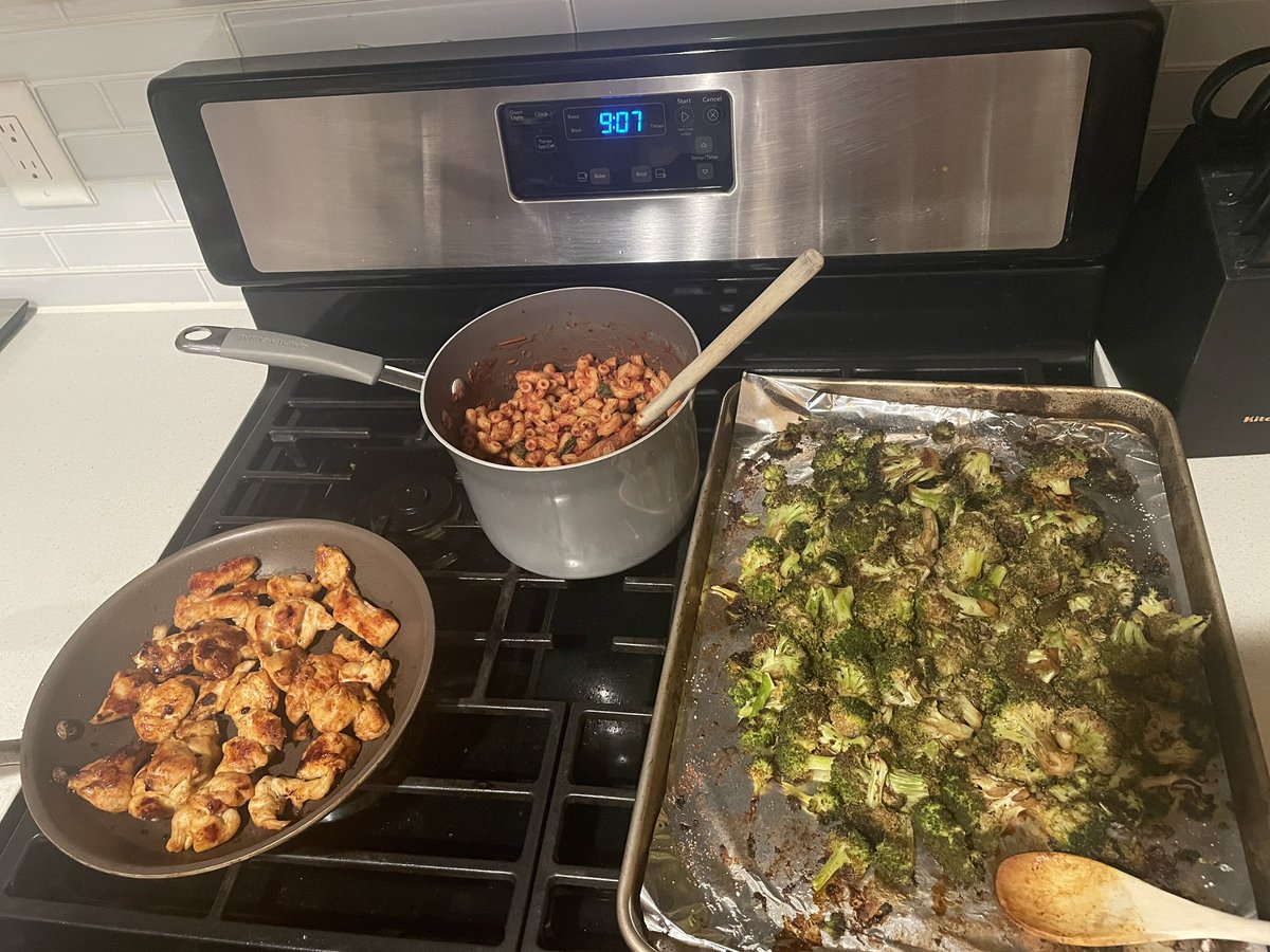 chanceposts's tweet photo. I am deserving of good things. Roasted balsamic broccoli, pasta with homemade sauce, and chicken breast https://t.co/5CJ0LRJX7Y