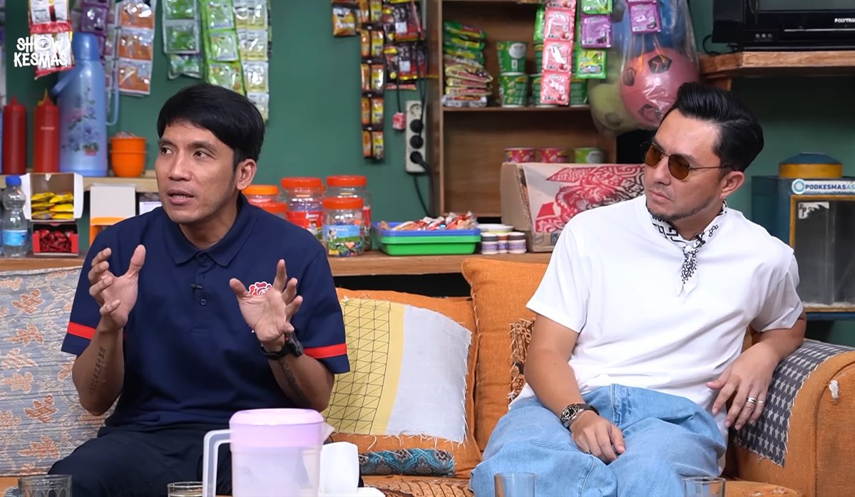 insidefolkative's tweet photo. Surya: tapi happy ngga lo sama hidup yang sekarang Des? 
Desta: jujur? ngga....

Darto: kenapa? 
Surya: ada yang kurang? 
Desta: se-happy happy nya gue tetap ada sesuatu yang 'nahan' gue gitu, nahan untuk happy, gimana si..beda ya kalo kita jaman SMA dulu kan kita mikirinya kan happy kuliah sama temen2 gitu bercanda main, kalo skrg kan, banyak banget yg harus dipikirin, ambil job ini apa ngga ya

Surya: tapi kan banyak org yang ngeliat lu living the dream gitu, smua orang banyak yg bermimpi untuk jadi kayak lu
Desta: cerai? 
Surya: bukaaaaannn, bukan dlm hal itunya, 
Omesh: kayak lu dapet duit dari yg lu sukai, lu motoran, punya ini punya itu

Desta: balik lagi sekarang, kan td gue uda bilang, harta itu kan bukan segalanya, emang kebahagiaan bisa dihitung dengan harta? zaman dulu nih gue SMA, gue cuma mikir, gua nanti kerja nine to five, cukup kredit rumah, rumah kecil aja yang penting warm suasananya, mobil satu, udah cukup. Sekarang alhamdulilah gue punya rezeki banyak gitu, cuma kayak...bukan itu loh tujuan awal gua..gua suka ngerokok nih di teras sambil ngeliat mobil gua, 'apa ini yang gua cari ya?"

Omesh: jadi ada pertanyaan batin gitu ya, jadi sampe skrg kalo ditanya berarti apa yang lu cari? 
Desta: anak-anak gue happy, udah itu doang, ga ada lagi