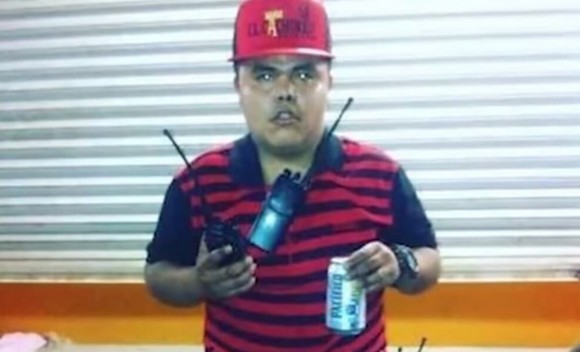 jpmeyerlanskytm's tweet photo. 【SNSの代償】17歳YouTuberの最期

■ 暴言と酒
メキシコに「クリアカンの海賊」と名乗り、一躍SNSのスターとなった17歳の少年がいた。 彼は未成年でありながらテキーラを意識を失うまでがぶ飲みし、銃を振り回し、放送禁止用語を連発する過激な動画で数百万人のフォロワーを獲得。ネット上の「いいね」と称賛に、彼は完全に酔いしれ、自分を無敵だと思い込んでいた。

■ 絶対に怒らせてはいけない「最凶の男」 
2017年、彼はさらなるバズを狙い、ある動画を投稿する。それは、メキシコ全土を震え上がらせる最凶の犯罪組織「CJNG」の絶対的ボス、エル・メンチョに対し「俺の〇〇でもしゃぶってろ」とカメラ目線で挑発するものだった。 アメリカの警察組織すら手を焼く血も涙もない麻薬王を、単なる「ネットのノリ」で馬鹿にしてしまったのだ。

■ 公開処刑 
カルテルの恐ろしさを全く理解していなかった少年は、数週間後、インスタグラムで「今夜はこのバーにいるぜ」と自分の現在地を自慢げに投稿する。

 その直後、重武装した男たちがバーに押し入った。男たちは彼にまっすぐ近づき、容赦なく機関銃を乱射。彼は15発以上の銃弾を浴び、その場で息絶えた。