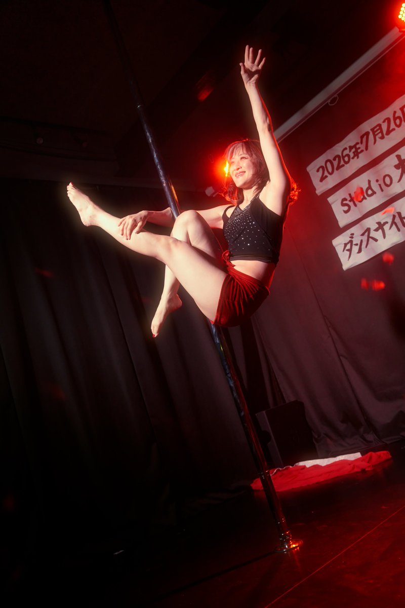 studiokui's tweet photo. 日曜日におこなわれたダンスナイトより、ポールダンス＆エアリアルシルクのパフォーマンス。代表KAEDEもポールデビューを果たしました。みんなかっこよかったー！

※照明は杭メンバーの小学5年生が担当。写真は映像クリエイターの高前田氏
@trvgraph https://t.co/kNPZrTyIPl