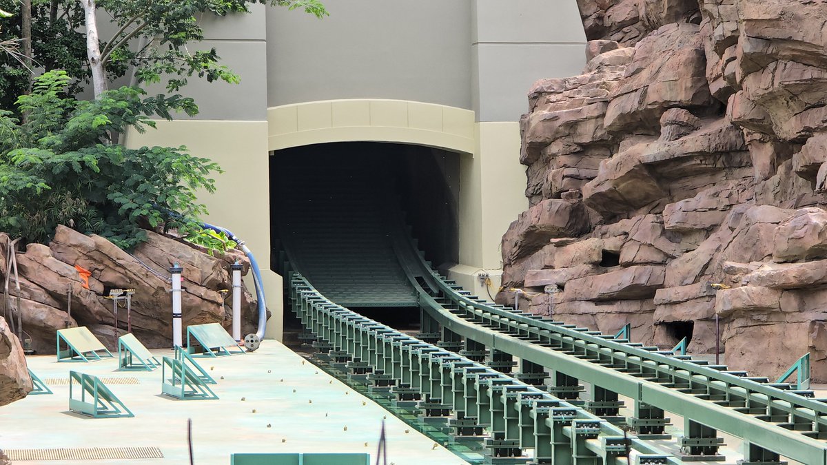 Midway_Mayhem's tweet photo. Poseidon's Fury is getting wrecked and we can now see great views of the demolition happening for a rumored Pokémon land.

Finally, we have some new work over at Jurassic Park River Adventure!

#themepark #rollercoaster #hollywooddrift #fastandfurious #construction #universal https://t.co/5DN8f0RPE1