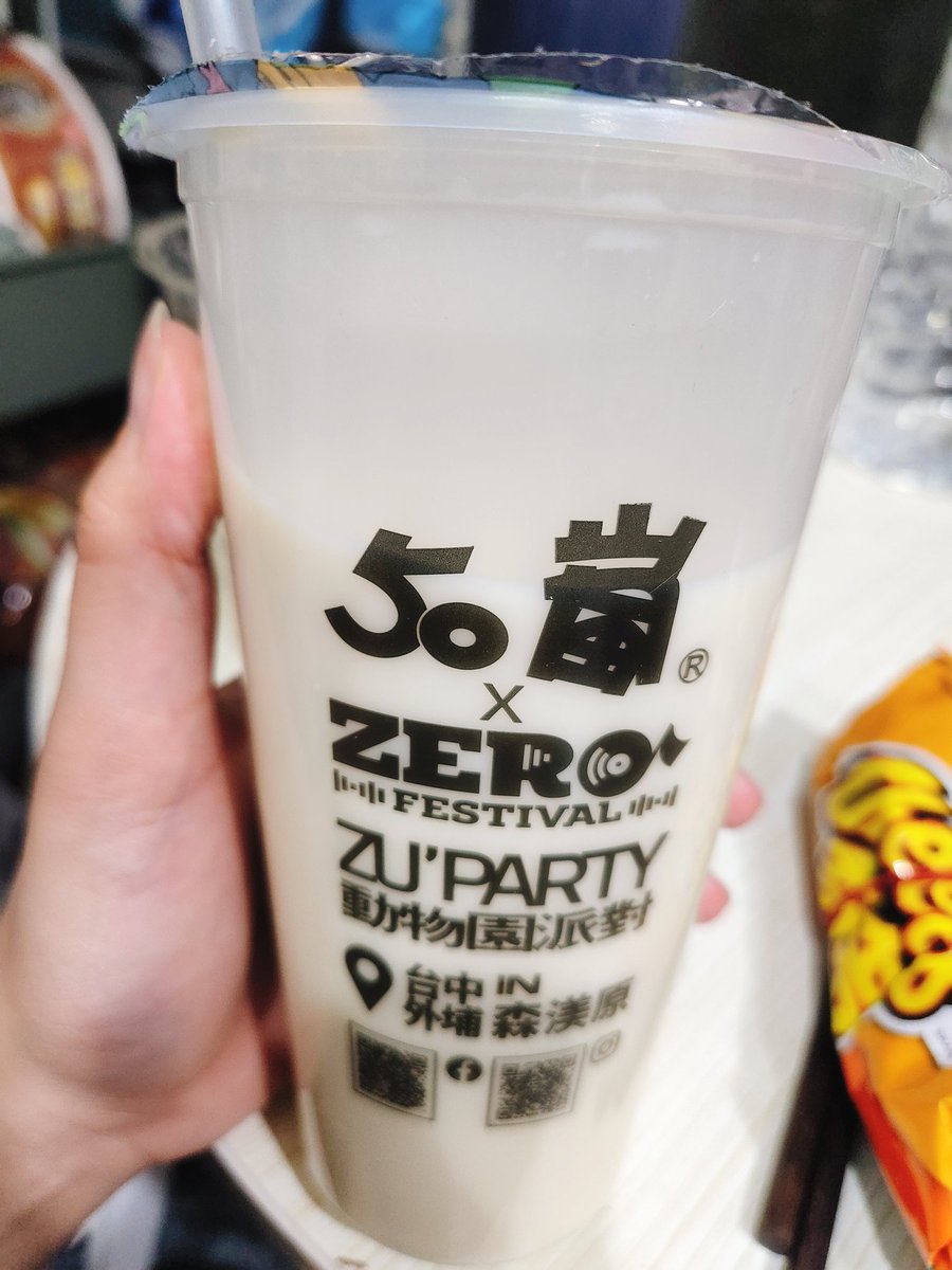k_bear_77's tweet photo. 上班時總是會～
突然有飲料喝真的超開心😍
這次是～廠商請客的飲料🙏
居然是我最愛的綠茶拿鐵❤️
（已胖🥲
#鳳山約 #板橋 https://t.co/Ydyr9WWvhR
