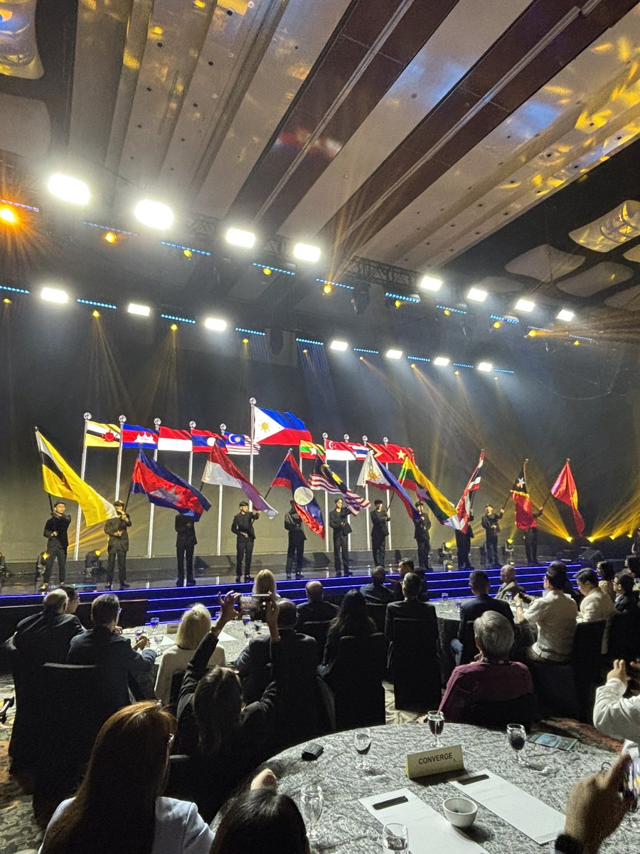 RealCoinGeek's tweet photo. The event opened with a choir performance, followed by the presentation of the flags of the ASEAN countries’ flags.
#ASEANTechSummit #ASEAN #FinTechAlliance #CoinGeek https://t.co/avr5tDb4bR