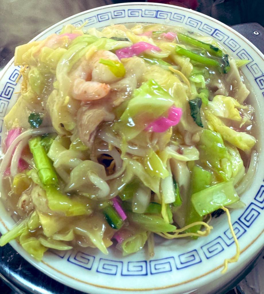 gloverteimitaka's tweet photo. 7/28（火）暑いですが����
野菜やアサリ 豚肉 かまぼこなど栄養たっぷりのちゃんぽん 皿うどんはいかがでしょうか 皿うどん太麺、チャーハン餃子のセットなどもございます🍜🥟🍥
#ちゃんぽん 
#皿うどん
#太麺 
#グラバー亭 https://t.co/A92h65Ubbv
