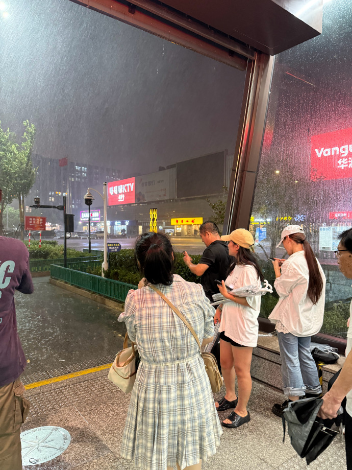 AN4TOh9nLXSMqDC's tweet photo. 下雨天忘带伞，在地铁口发愁时，陌生姐姐递来半伞就跑，伞上的奶茶贴纸还暖着今天的小确幸。， https://t.co/Rbnx4xuoo7