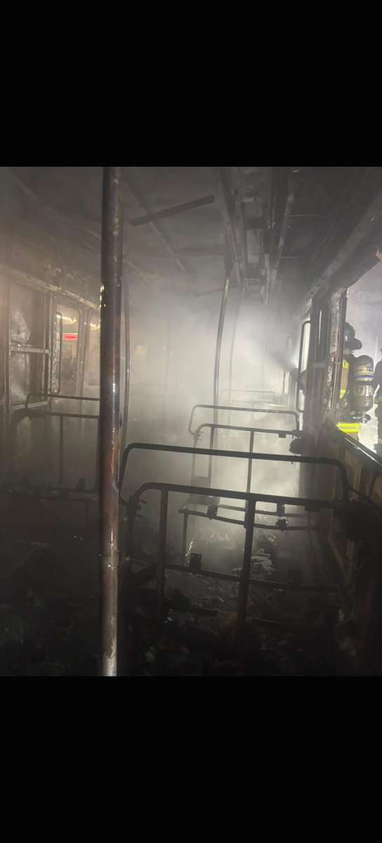 HugoVanSur's tweet photo. @biobio Que terrible.. Metro no habla.. Del carro que antecede al que se incendia.. Más de 40 minutos encerrados y cero logística de emergencias, tren lleno, con humo y nos ayudamos entre los mismos ciudadanos... Esto podría habee sido peor.. Trenes antiguos.. Ya no dan el ancho. Fin. https://t.co/re7lb2a6GF