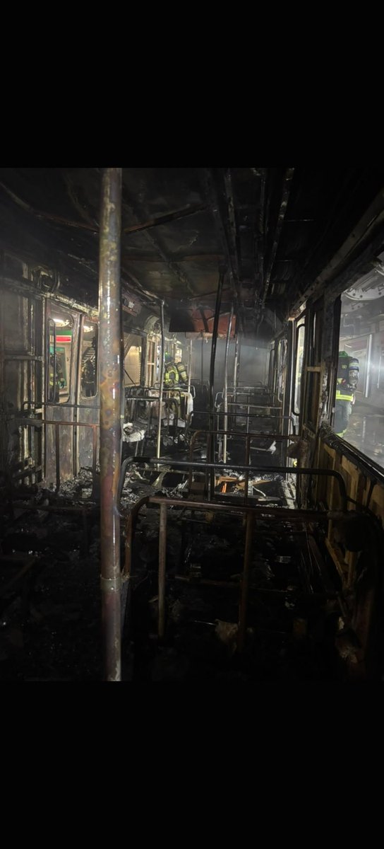 HugoVanSur's tweet photo. @biobio Que terrible.. Metro no habla.. Del carro que antecede al que se incendia.. Más de 40 minutos encerrados y cero logística de emergencias, tren lleno, con humo y nos ayudamos entre los mismos ciudadanos... Esto podría habee sido peor.. Trenes antiguos.. Ya no dan el ancho. Fin. https://t.co/re7lb2a6GF