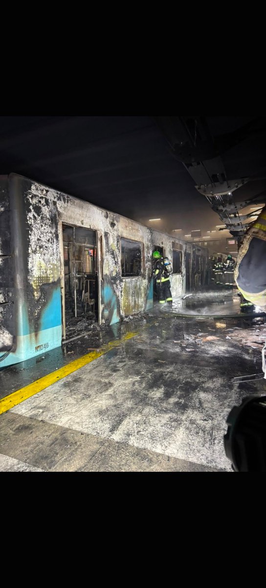 HugoVanSur's tweet photo. @biobio Que terrible.. Metro no habla.. Del carro que antecede al que se incendia.. Más de 40 minutos encerrados y cero logística de emergencias, tren lleno, con humo y nos ayudamos entre los mismos ciudadanos... Esto podría habee sido peor.. Trenes antiguos.. Ya no dan el ancho. Fin. https://t.co/re7lb2a6GF