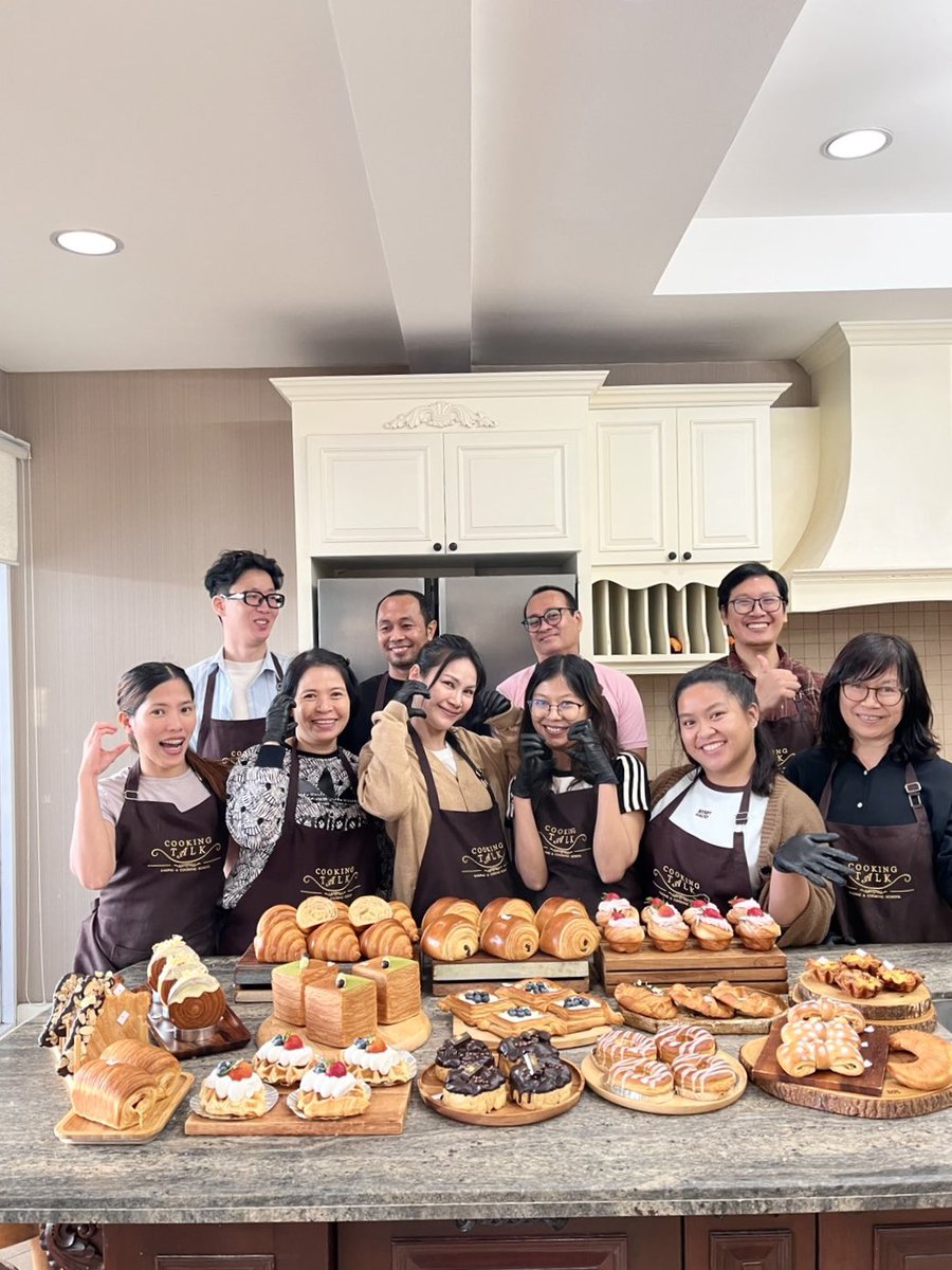 cookingtalk1's tweet photo. 🥐 ครัวซองต์ที่ดี…ไม่ใช่แค่ “ทำตามสูตร” แล้วจะออกมาสวยแบบนี้

ชั้นต้องชัด เนื้อในต้องโปร่งเป็นโพรงสวย
ด้านนอกกรอบหอม แต่ด้านในยังนุ่มฉ่ำ
และที่สำคัญ…ต้องรู้ว่า ถ้าพลาดตรงไหน ต้องแก้ยังไง https://t.co/riBRjnnijv