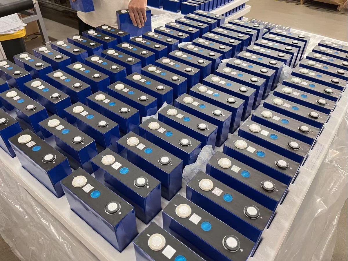Soleilsunkwh's tweet photo. Factory price.
LFP grade-A cells.
Stackable storage battery for small/medium C&amp;I use—expandable up to 1008 kWh.
5-year free replacement warranty! Door-to-door delivery! Contact us!
#مزاحمت_سے_انقلاب_آئے_گا #مزاحمت_سے_انقلاب_آئے_گا #C&amp;I#Solar energy https://t.co/JcM5TNSdGA
