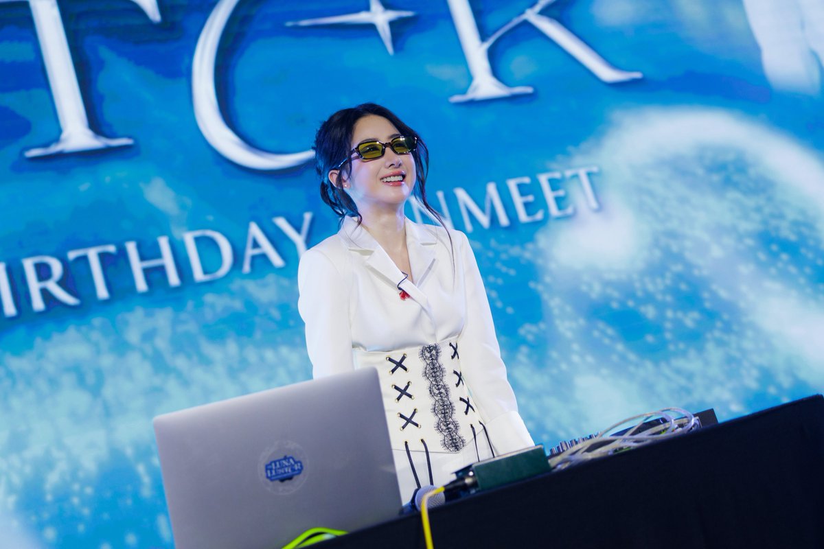TripleclickTH's tweet photo. โยโกะ – อาภัสรา  เลิศประเสริฐ เสิร์ฟความสุขให้เหล่าโยบี้ (Yobies )
 แบบเต็มที่ในงาน The Luna Luster Yoko Apasra's Birthday Fanmeet

#YOKO25thBDfanmeet
#YOKOLunaLusterinBKK
#KebomHouse
#yokoapasra
#YOKOMANAGEMENT

📍https://t.co/Q3nBSRJnZM https://t.co/9Tl7yxE2lb