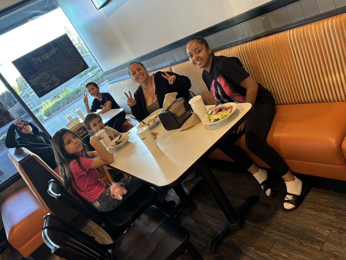 carolin89307189's tweet photo. We went to have some pizza around Table and it was so nice. It was really nice. Hope to have more time with my grandkids and more fun with them before they go back to school. Thank you God for giving me this family. Thank you. That’s my daughter-in-law to and my daughter. https://t.co/lA5gLuAFT0